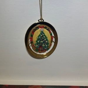 422. Avon Christmas Ornament - 1995
